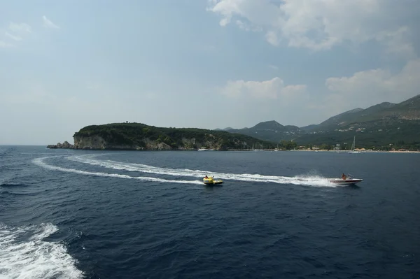 Barcos de motor en el mar contra la costa — Foto de Stock