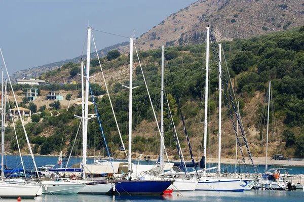 Hav-landskap. segelbåtar i en vik — Stockfoto