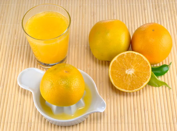 Suco de laranja na esteira de mesa — Fotografia de Stock