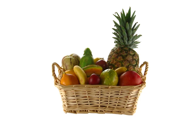 Exotische Früchte im Korb — Stockfoto
