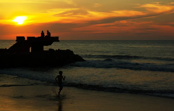 Paar und Kind bei Sonnenuntergang — Stockfoto