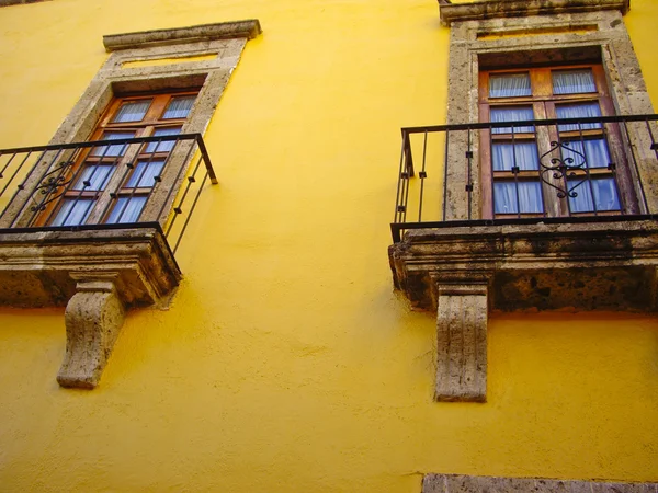 Колониальные балконные окна — стоковое фото
