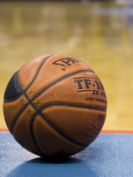 Basketball couché sur le terrain de basket Photo De Stock