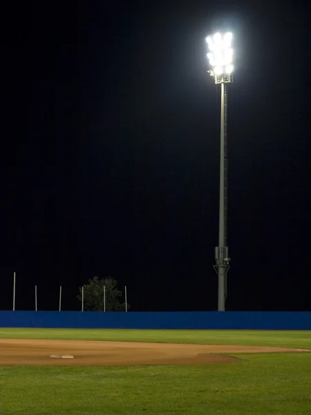 Campo de beisebol à noite sob holofotes — Fotografia de Stock