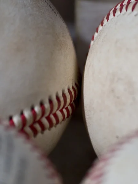 Vista de perto de uma caixa de bolas de beisebol — Fotografia de Stock