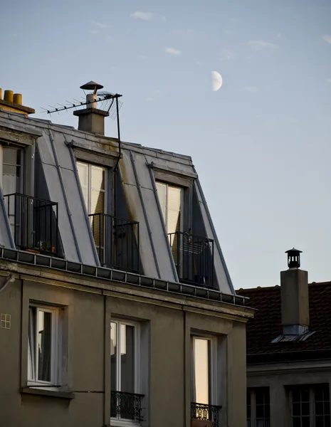 Dag halvmåne over de parisiske tage - Stock-foto
