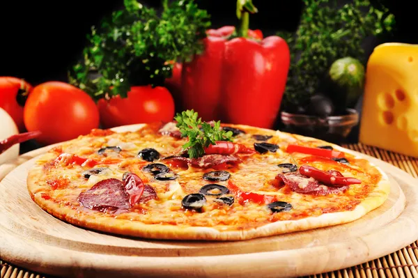Smakelijke pizza op plaat — Stockfoto