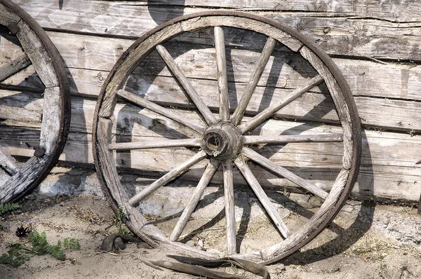 Viejas ruedas de madera —  Fotos de Stock