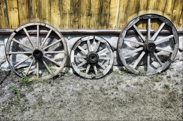 Eski ahşap tekerlekleri — Stok fotoğraf