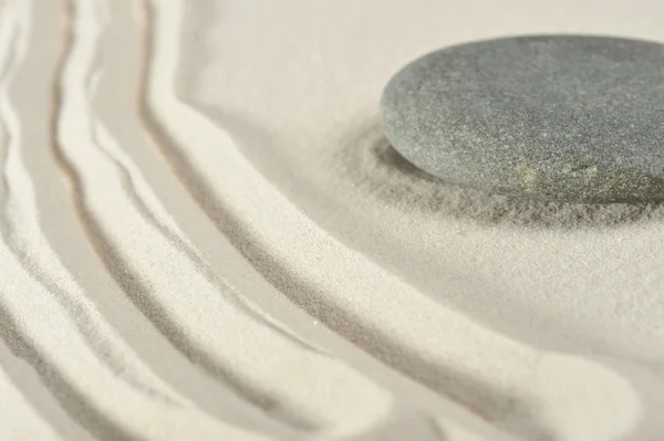 Kivet meressä hiekka — kuvapankkivalokuva