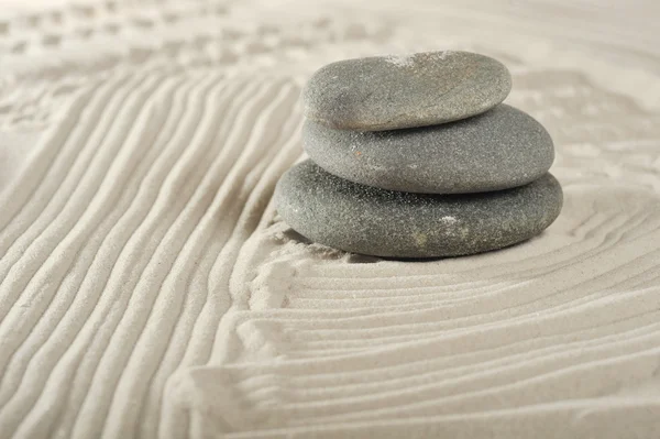 Pedras na areia do mar — Fotografia de Stock