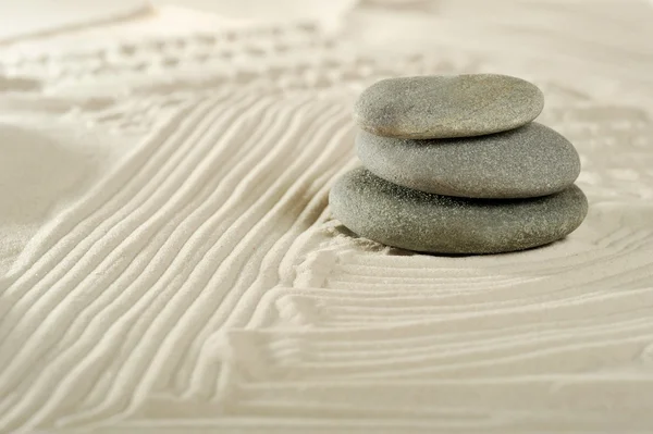 Kivet meressä hiekka — kuvapankkivalokuva