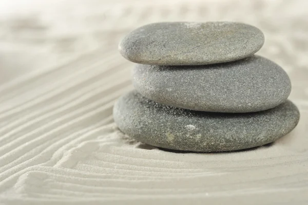Stenen op zee zand — Stockfoto