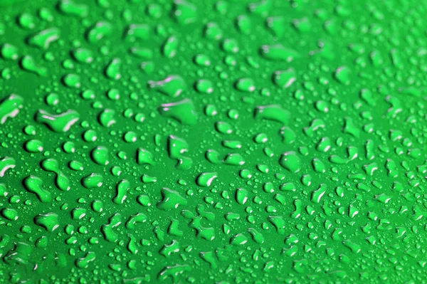 Renkli arka plan üzerinde su damlaları — Stok fotoğraf