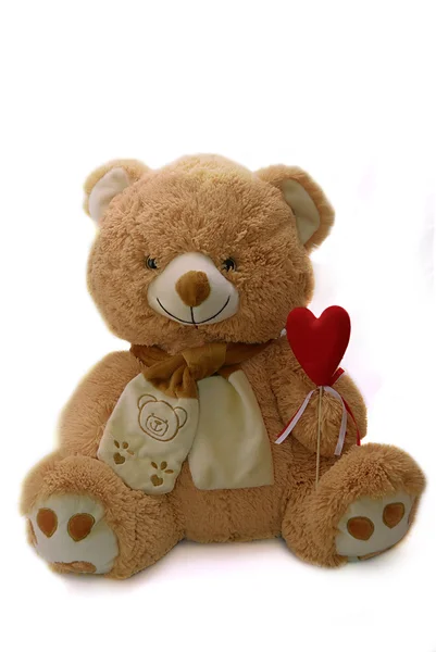Іграшковий ведмідь з червоним серцем — стокове фото