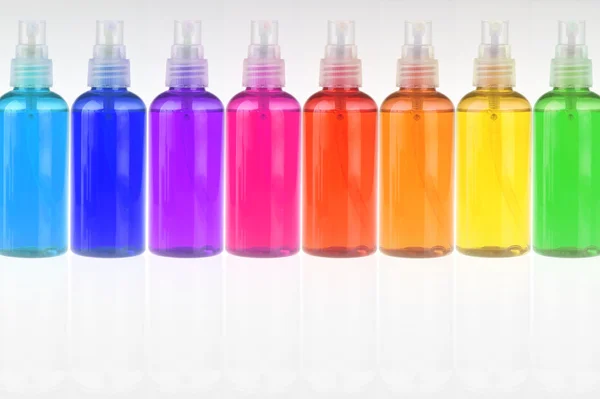 Различные цветные бутылки — стоковое фото