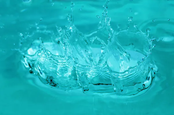 Vatten droppar i vatten — Stockfoto