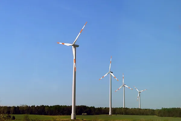 Wind turbines in the fields — Stock Photo, Image