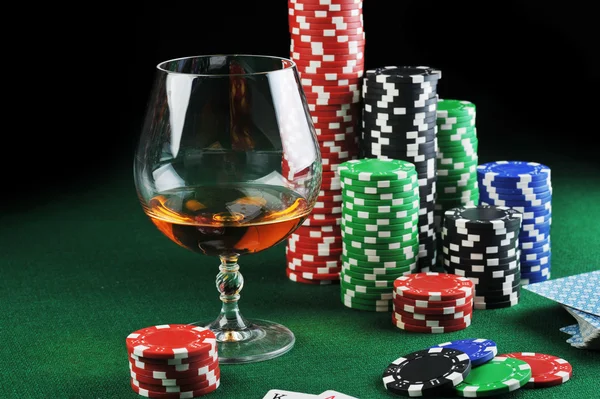 饮料和玩扑克牌 — 图库照片