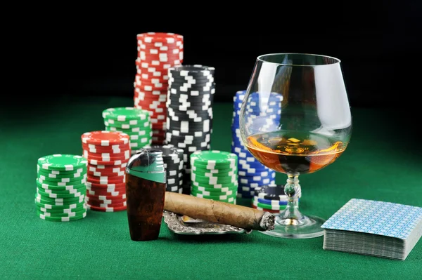 Ποτό και παίζουν χαρτιά — Φωτογραφία Αρχείου