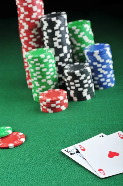 Čipy pro gamblings a karty — Stock fotografie