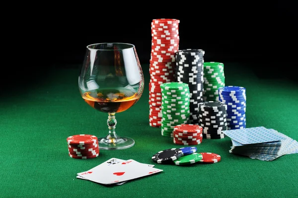 Beber y jugar a las cartas — Foto de Stock
