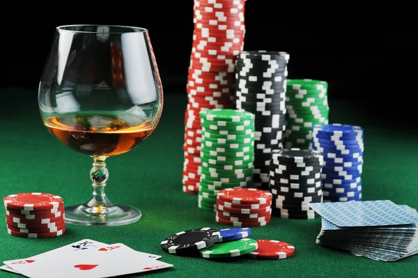 Beber y jugar a las cartas —  Fotos de Stock