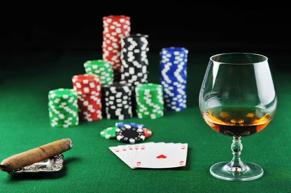 饮料和玩扑克牌 — 图库照片