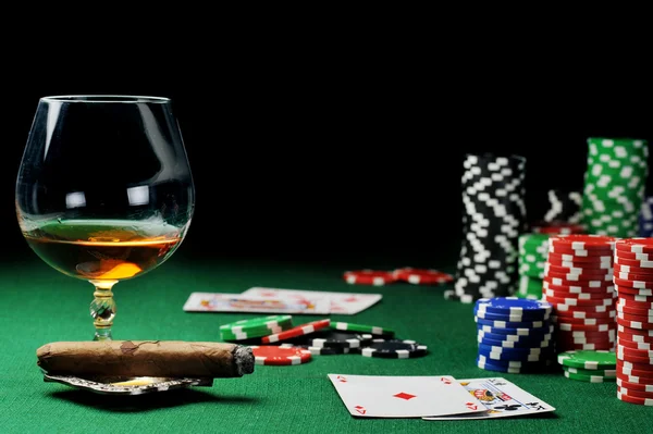 Beber y jugar a las cartas — Foto de Stock