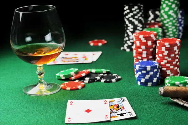 Beber e jogar cartas — Fotografia de Stock