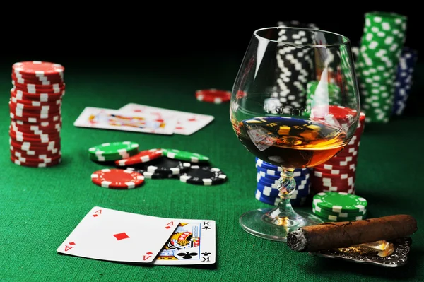 Beber y jugar a las cartas —  Fotos de Stock