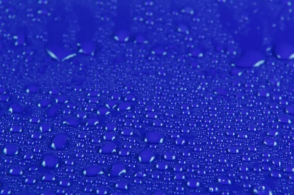 Вода падає на синій — стокове фото