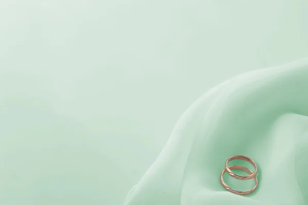 White fabric and wedding rings — Stock Photo, Image