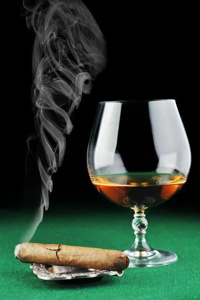 Cigarros y bebidas —  Fotos de Stock