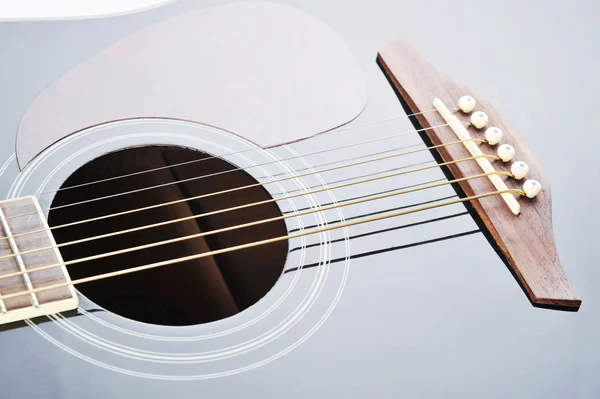 Чёрная гитара — стоковое фото