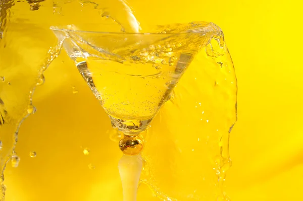 Vatten i cocktailglas — Stockfoto