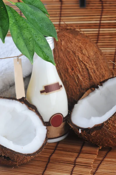 Coconut and massage oil — Stock Photo, Image