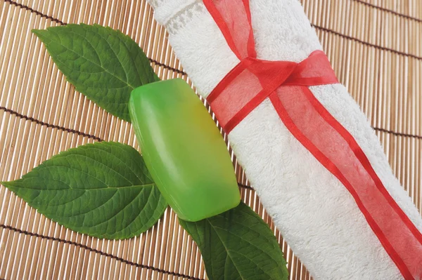 白いタオルと緑色の石鹸 — Stock fotografie