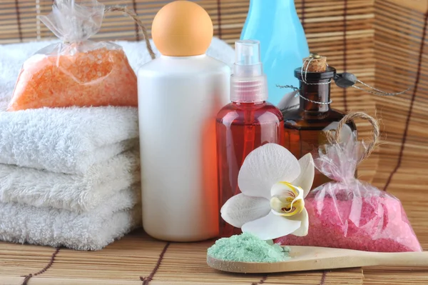 Cosmetics for body on straw napkin — Stock Photo, Image
