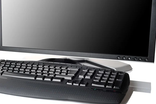 Monitor und schwarze Tastatur — Stockfoto