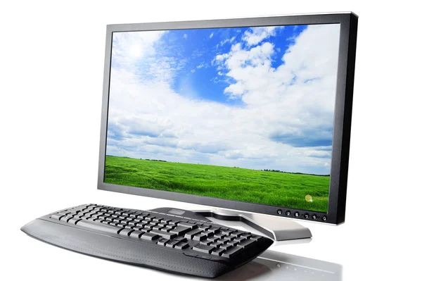 Monitor en zwart toetsenbord — Stockfoto