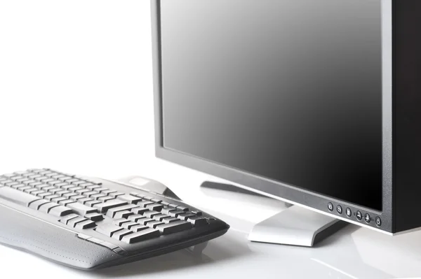 Monitor e teclado preto — Fotografia de Stock