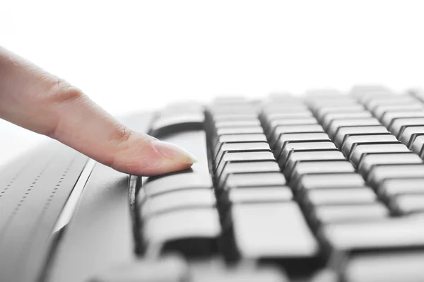Женская рука и клавиатура — стоковое фото