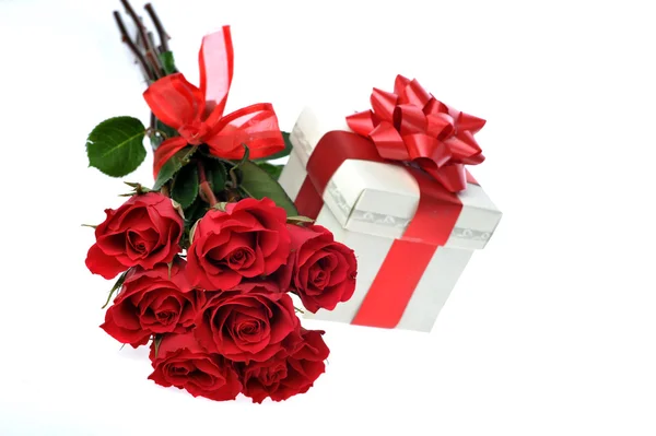 Vackra röda rosor och gåva — Stockfoto