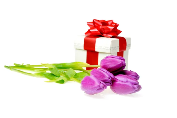 Tulipanes y caja regalo — Foto de Stock