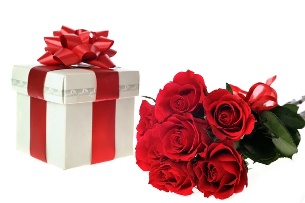 Krásné červené růže a současnost — Stock fotografie