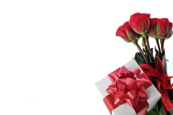 Rosas rojas y presentes con cinta —  Fotos de Stock