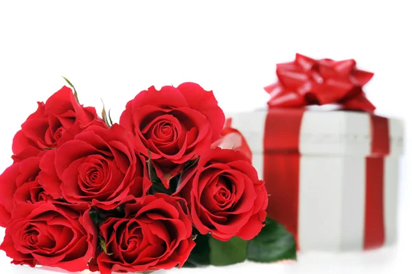 Belles roses rouges et présent — Photo