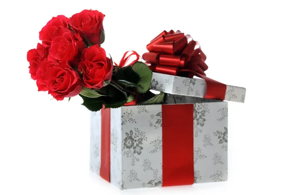 Schöne rote Rosen und Geschenk — Stockfoto
