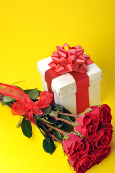 Beautiful red roses and present — Stock Photo, Image